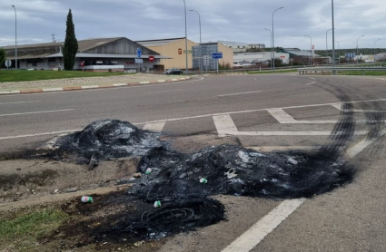 Neumáticos quemados por la huelga de transportistas en Plasencia
