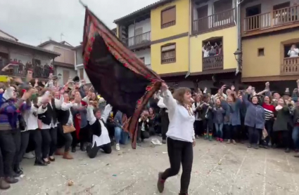 Nieves, primera mujer en 'pasear' la bandera en la fiesta del Peropalo