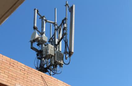 Antena de 5G instalada sobre un edificio