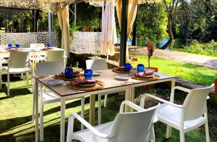 Terraza del restaurante 'La Isla' en Plasencia