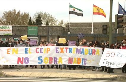 Protesta a las puertas del colegio