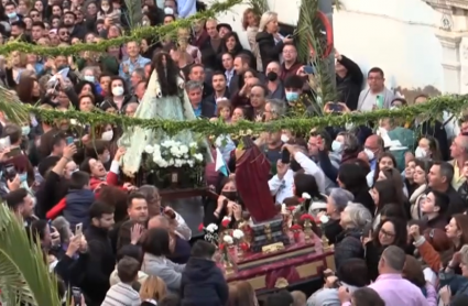 Encuentro entre la Virgen y el Cristo Resucitado con las calles 'enrramás'