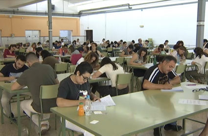 Opositores a magisterio realizando un examen en Cáceres