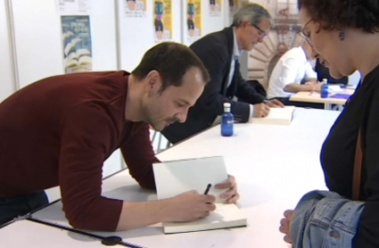 Ángel Martín firmando su libro