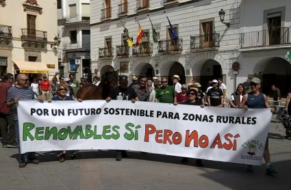 Pancarta con la reivindicación de los miembros de la plataforma cívica "Sierra de Montánchez"