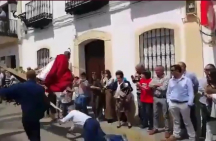 Momento de la caída del Cristo en Higuera la Real