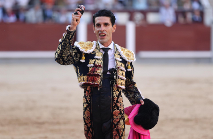 Talavante saluda con la oreja que cortó en la Feria San Isidro