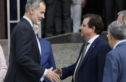 El rey Felipe VI (i) junto al presidente de la Junta de Extremadura, Guillermo Fernández Vara (d), a su salida de la inauguración de la XXVI edición de la exposición de Las Edades del Hombre.