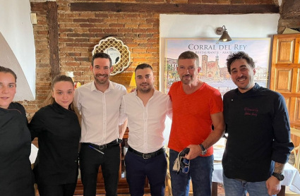 Antonio Banderas junto al equipo de sala del Restaurante 'Corral del Rey' de Trujillo