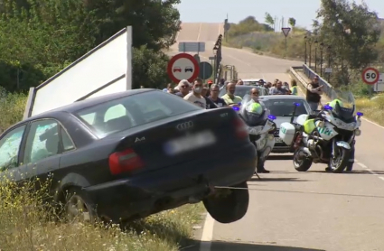 Coche siendo remolcado en el lugar del atropello mortal de Valdetorres