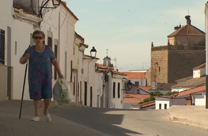 Vecina de Fuente de Cantos paseando por la calle