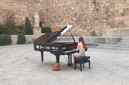 Joven pianista tocando al aire libre