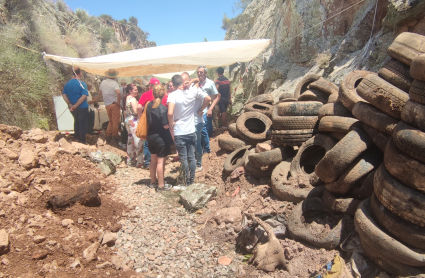Trabajos de excavación en una de las minas bajo la presencia de familiares de los represaliados