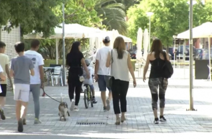 Pacenses paseando por la calle este mediodía