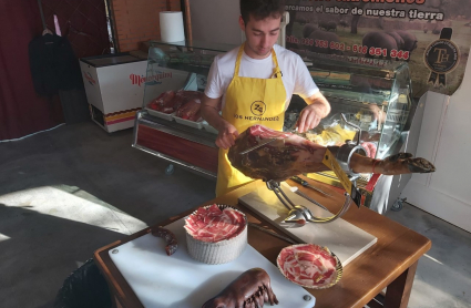 Cortador de jamón en el Salón del Jamón Ibérico de Jerez de los Caballeros