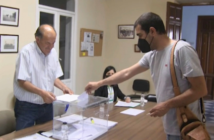 Agricultor votando en su colegio electoral