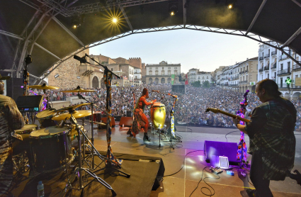 Dobet Gnahoré ayer en su concierto en la Plaza Mayor en WOMAD Cáceres 2022