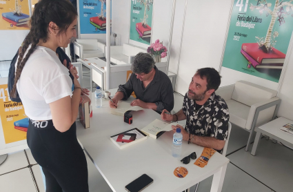 Antonio Mercero y Agustín Martínez, firmando los libros de Carmen Mola en Badajoz