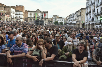 La Plaza Mayor, abarrotada durante la actuación de Baiuca