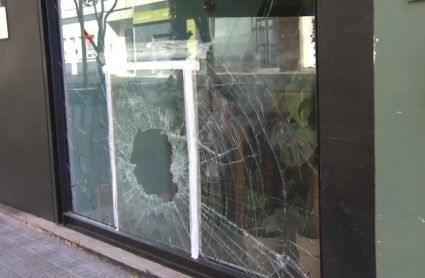 Escaparate roto del bar El laurel de Badajoz en el que han robado