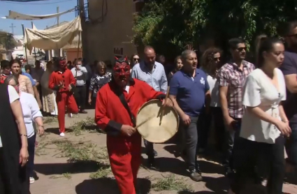 Momento de la procesión en Helechosa de los Montes (Badajoz)