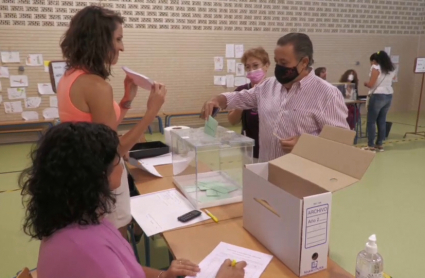 Votante ejerciendo su derecho en las elecciones andaluzas