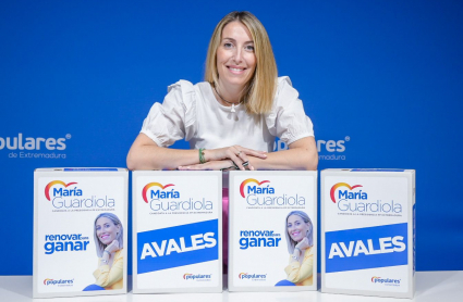 María Guardiola, junto a los avales presentados