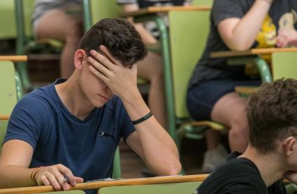 Un alumno mientras realiza la conocida popularmente como 'la selectividad'