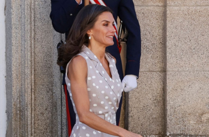 La reina Letizia sale al encuentro de la primera dama estadounidense, Jill Biden (no en la imagen) a su llegada a los actos culturales de los acompañantes de los mandatarios que asisten a la cumbre de la OTAN en la Granja de San Idelfonso, Segovia, este miércoles. 