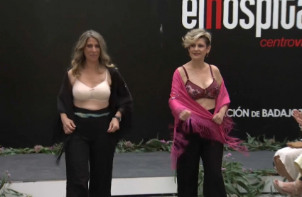 Dos mujeres masectomizadas desfilando en ropa interior 