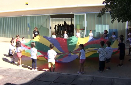 Niños celebrando el final de curso escolar