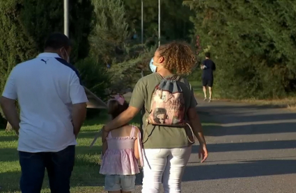 Gente, familia, paseando por el parque