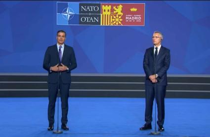 El presidente del Gobierno, Pedro Sánchez, y el secretario general de la OTAN, Jens Stoltenberg, en rueda de prensa