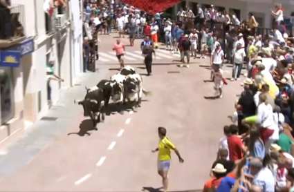 Varios corredores durante el último encierro de las fiestas de San Juan de Coria