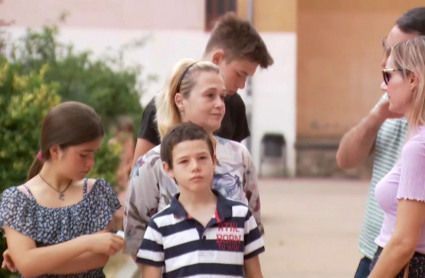 La familia de Marina Topcha atendiendo a Canal Extremadura