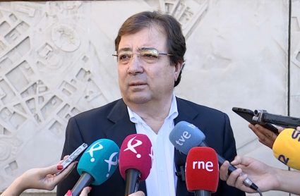 El presidente de la Junta de Extremadura, Guillermo Fernández Vara, haciendo declaraciones a los periodistas