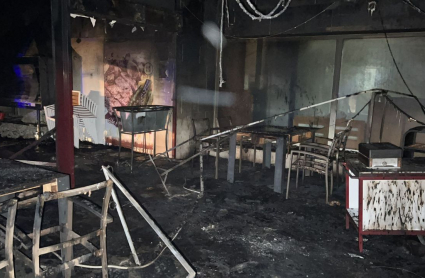 La terraza exterior del restaurante La Isla, calcinada por el fuego