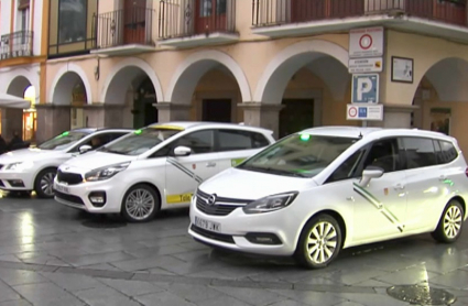 Imagen de taxis aparcados en la calle