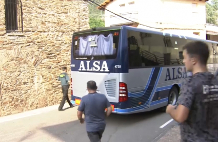 Vecinos desalojados de Las Mestas se dirigen al autobús que les llevará a Montehermoso