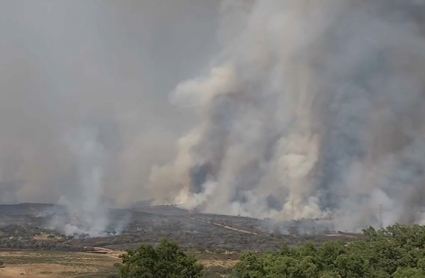 Panorámica del incendio en Casas de Miravete.