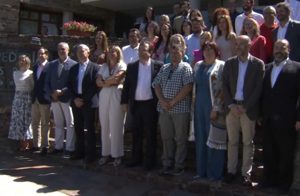 Foto grupal en el acto de constitución de la Mesa de Población de Extremadura