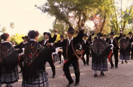 Grupo folklórico bailando una jota
