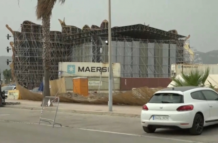 Imagen del escenario del festival tras las rachas de viento que desprendieron parte de la estructura