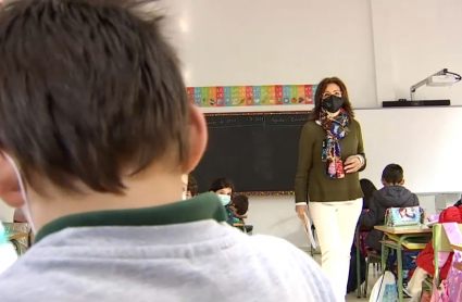 Maestra dando clases en un colegio emeritense