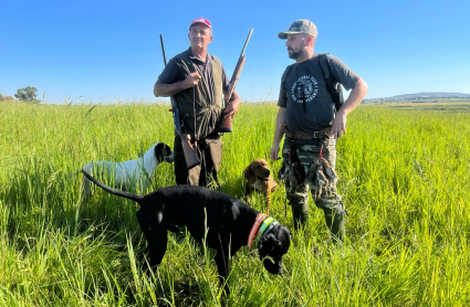 Cazadores junto a sus perros en Coria