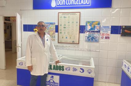 Paulino Parra, de la tienda Don Congelado de Badajoz ante un mostrador.