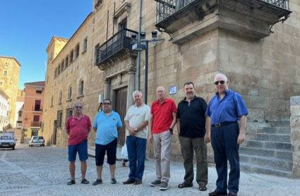 Representantes de Avepla frente a la Casa del Dean