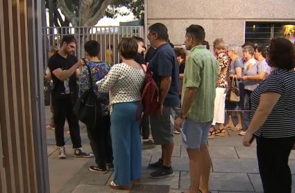 Público entrando en el Teatro Romano de Mérida, un día del Festival de Teatro Clásico