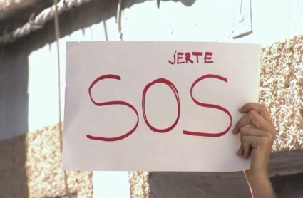 Cartel que pide "SOS JERTE" y que porta un vecino manifestándose contra los cortes de agua en la localidad