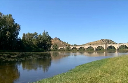 Playa de interior en Medellín, junto al puente medieval